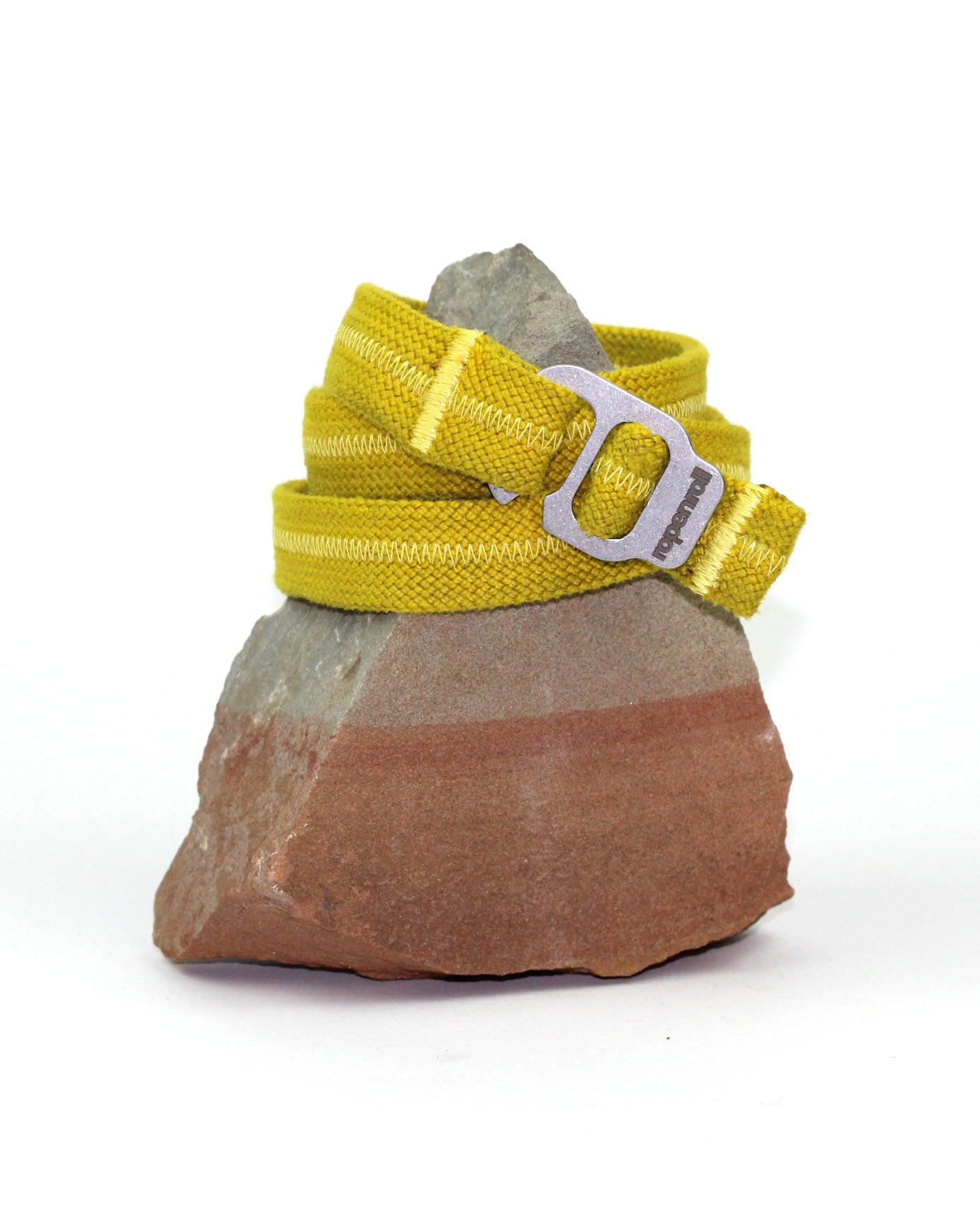 Cintura realizzata in corda da arrampicata riciclata con fibbia in acciaio inox, resistente e sostenibile