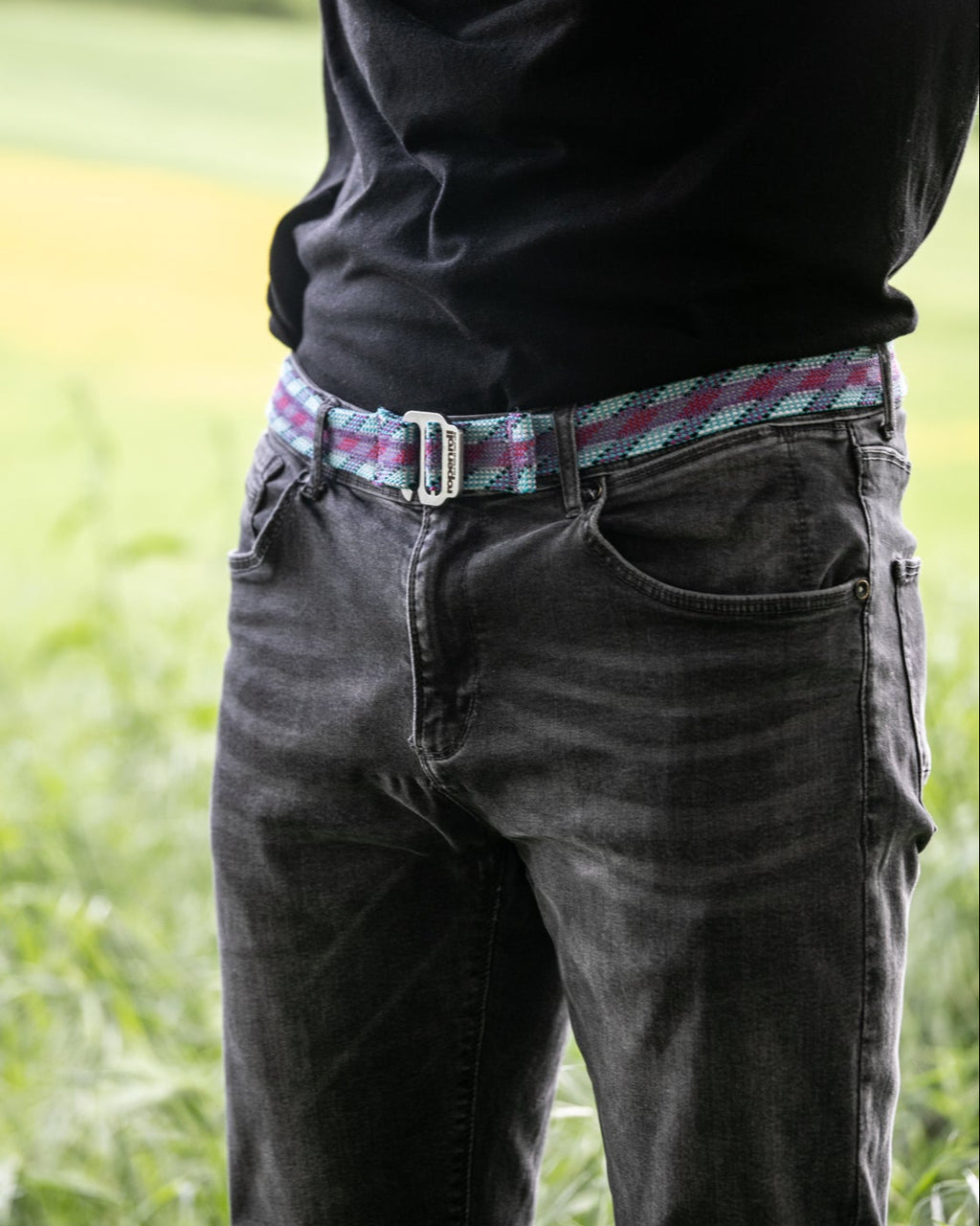 Cintura realizzata in corda da arrampicata riciclata con fibbia in acciaio inox, resistente e sostenibile