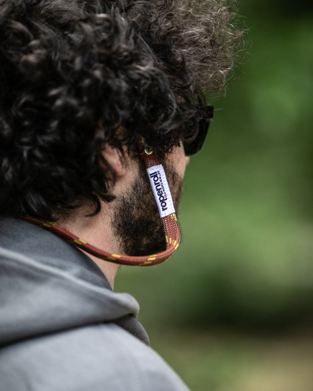 Laccio porta occhiali realizzato in corda da arrampicata riciclata, resistente e sostenibile