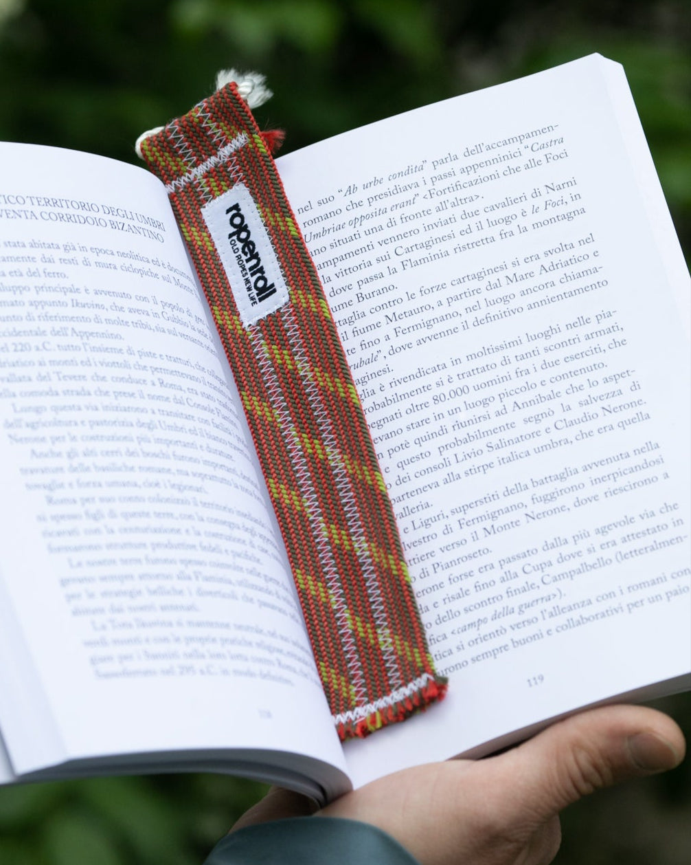 Segnalibro realizzato in corda da arrampicata, simbolo di avventura e passione per i libri